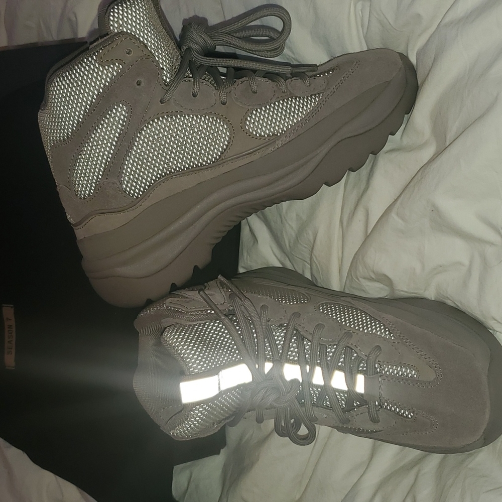 *SOLD* Yeezy desert boots in Cinder size 40